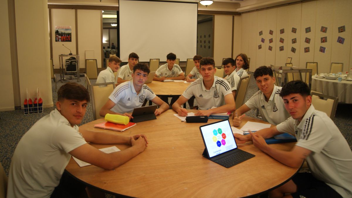 Los jugadores de la Selección Sub-17 en la sala de estudios.
