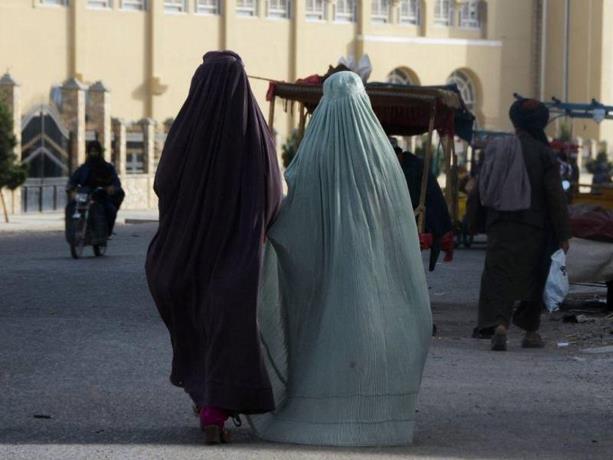 Talibanes ordenan que las afganas usen en público un velo que les cubra cuerpo y rostro 
