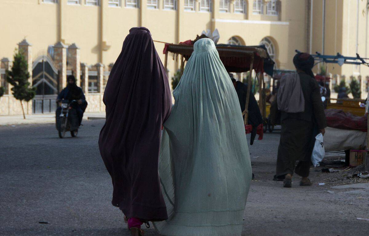 Taliban tell Afghan women not to leave their homes
