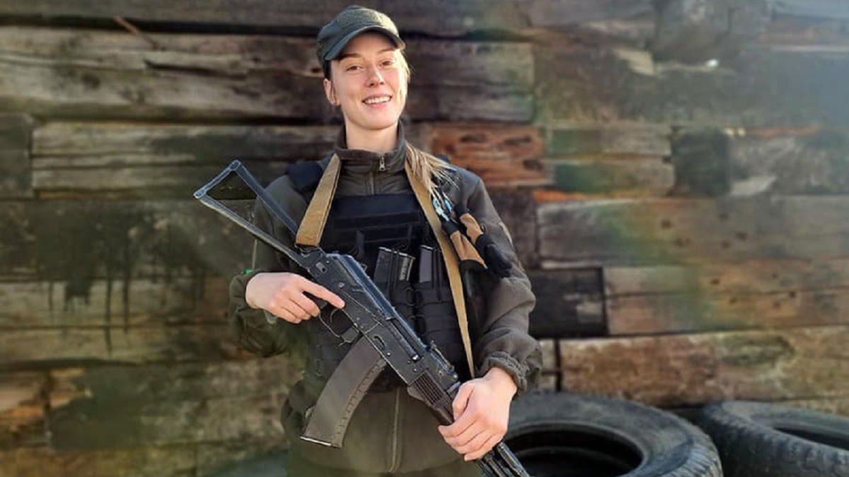 Kristina Dmitrenko, biatleta ucraniana, porta su arma en la lucha contra la ofensiva rusa.
