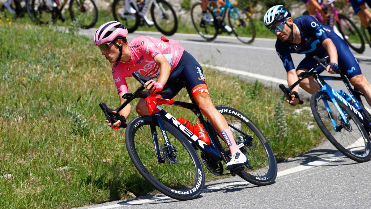 El ciclista español Juan Pedro Lopez rueda con la maglia rosa de líder durante la quinta etapa del Giro de Italia.