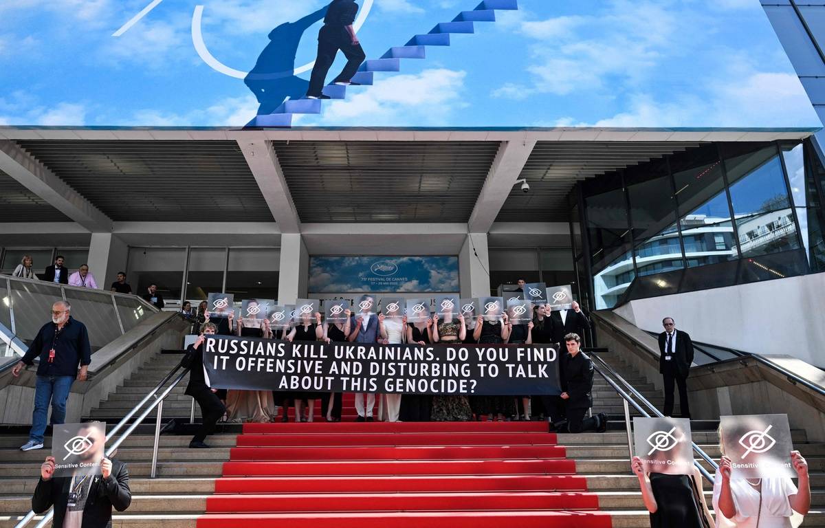 The team of a Ukrainian film demonstrates in Cannes against the Russian invasion
