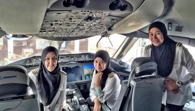 Realizan el primer vuelo con tripulación exclusivamente femenina en Arabia Saudita