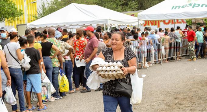 Miles de personas adquieren productos en la feria “Inespre Está de Madre” en Región Norte