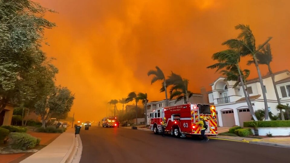 United States: a fire devastates the coastal community of Laguna Niguel in California 

