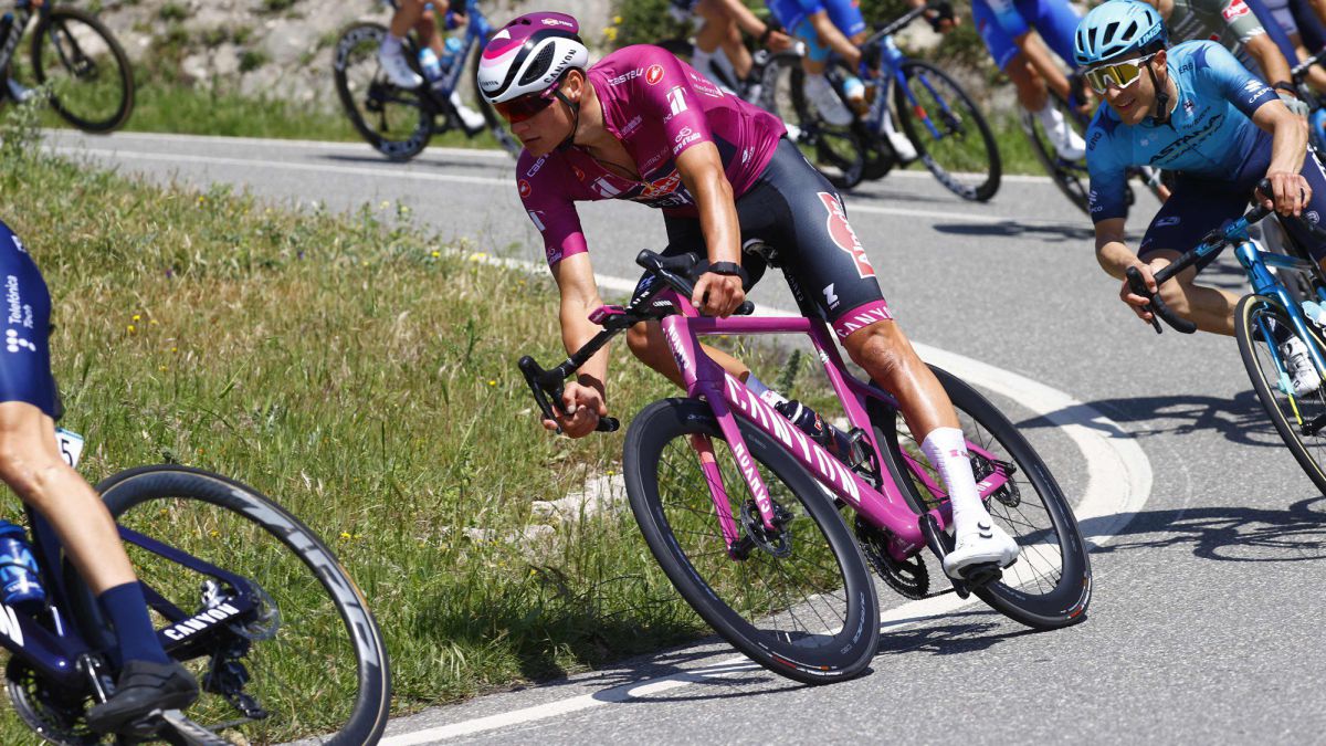 El ciclista neerlandés Mathieu Van der Poel rueda durante la quinta etapa del Giro de Italia entre Catania y Messina.