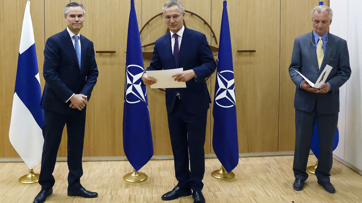 War in Ukraine: Finland and Sweden officially submit their applications for NATO membership
