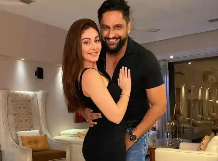 Watch: Shefali Jariwala gets cozy by the pool with her husband, shares a romantic look with fans

