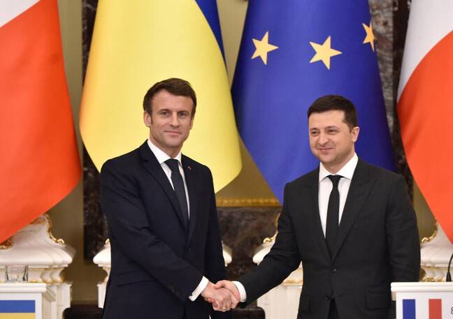 Emmanuel Macron and Volodymyr Zelensky when they met on February 8. 