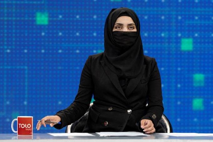 Mujeres en TV afgana se cubren el rostro
