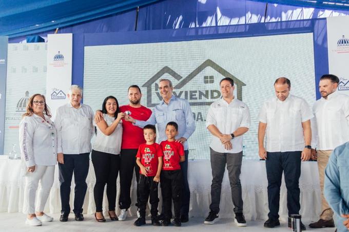 Abinader entrega primeros apartamentos del plan “Mi Vivienda” en Santiago