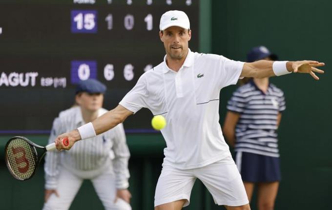 Bautista leaves the Wimbledon tournament due to positive for COVID-19

