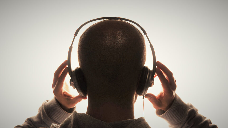 Cover your ears: what happens in the brain when listening to catchy music?

