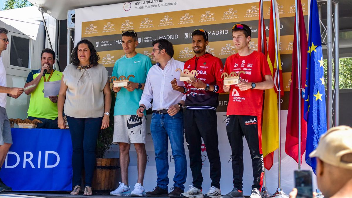Los atletas Daniel Mateo, Redouan Nouini y Jairo Grijalvo posan en el podio masculino de la segunda Media Maratón de Carabanchel.
