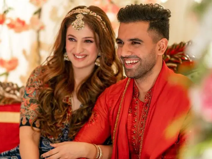 Deepak Chahar shared a photo with his wife and received many comments on social networks.


