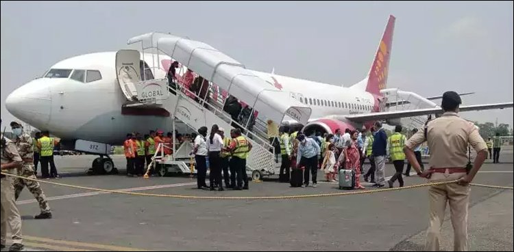 India: A fire broke out in a passenger plane during a flight, video of an emergency landing India A fire broke out in a passenger plane during