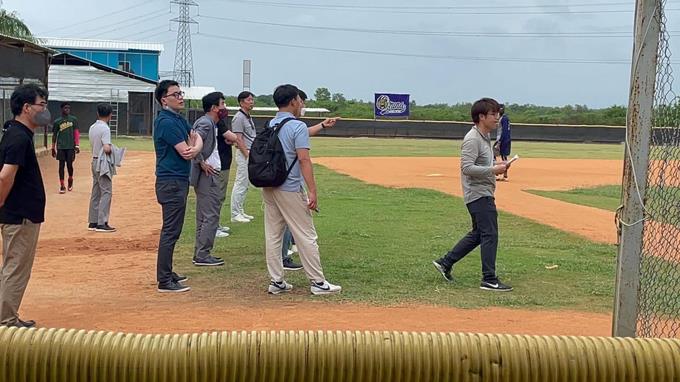 Koreans arrive in the Dominican to hunt for Latin American talent for baseball


