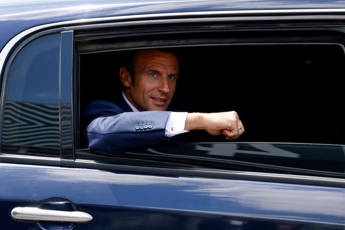 Macron alerta de que Francia ha entrado en una "economía de guerra" y aboga por aumentar el arsenal del país