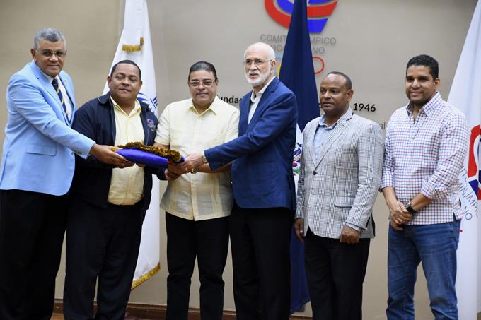 Miderec entrega banderas a delegaciones para Bolivarianos y Caribeños