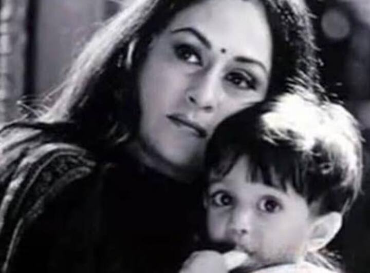 Name The Star: This boy sitting on Jaya Bachchan's lap is not Abhishek Bachchan, but the son of famous actor Khan

