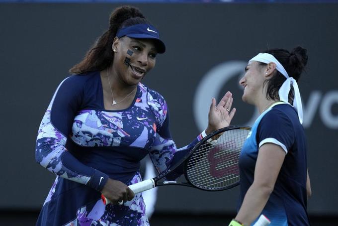 Serena Williams suma otra victoria en dobles en el torneo de Eastbourne
