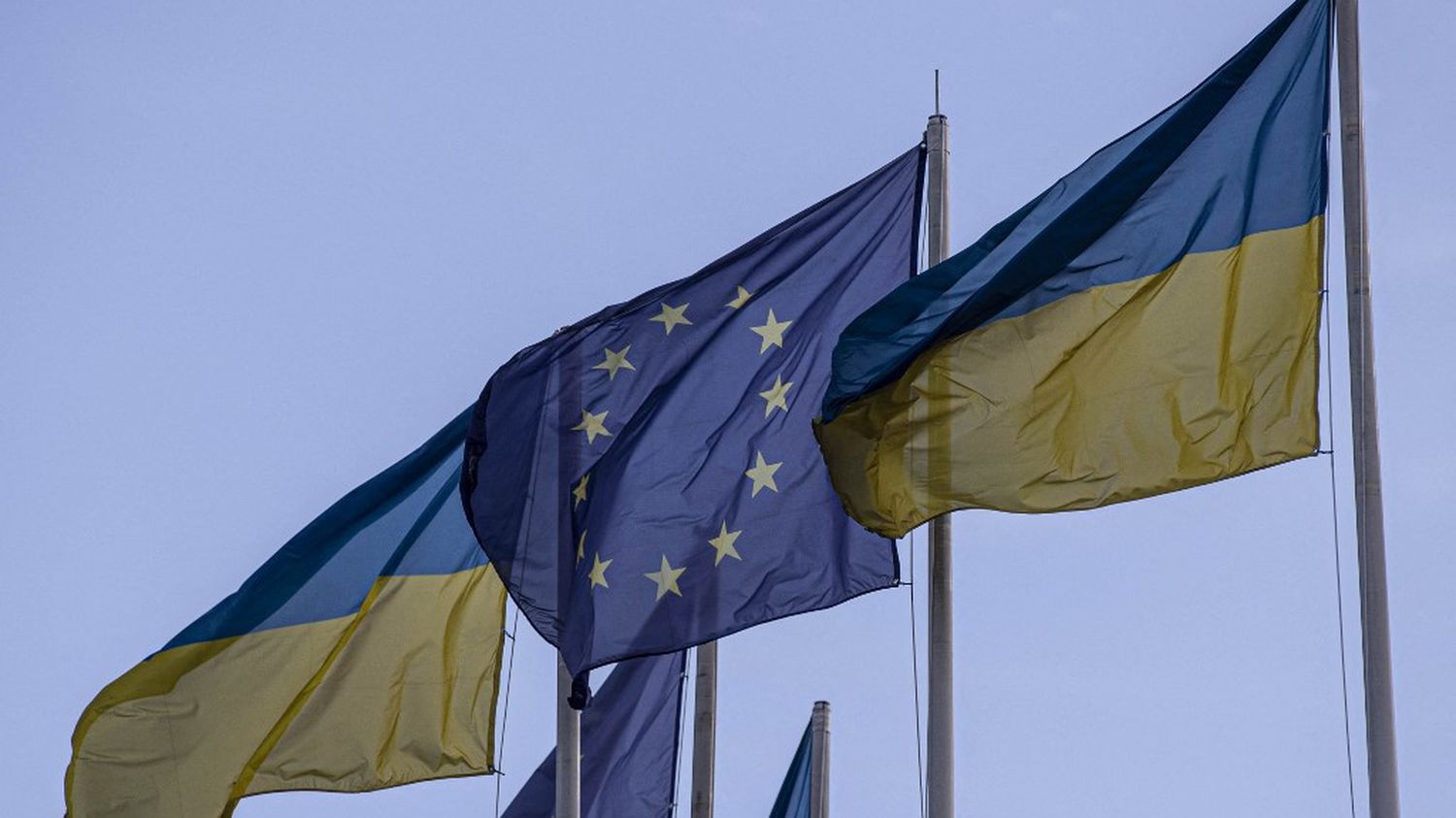 The 27 grant Ukraine and Moldova the status of candidate for membership of the European Union
