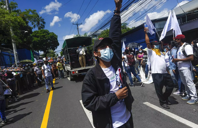 Miles de profesores salvadoreños toman las calles de San Salvador