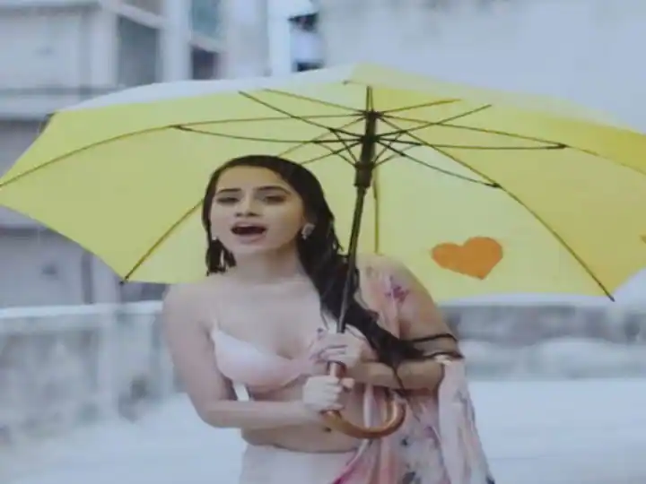 Wrapped in a sari, Urfi Javed wreaking havoc in the rain, danced to this beautiful song

