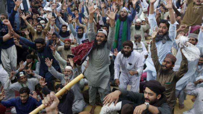 People created a ruckus over blasphemy in Pakistan, 27 employees of Samsung company in custody
