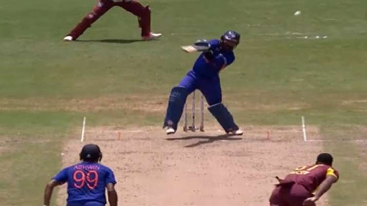 Dinesh Karthik VIDEO: Dinesh Karthik made a weird shot during a stormy tackle, the video went viral

