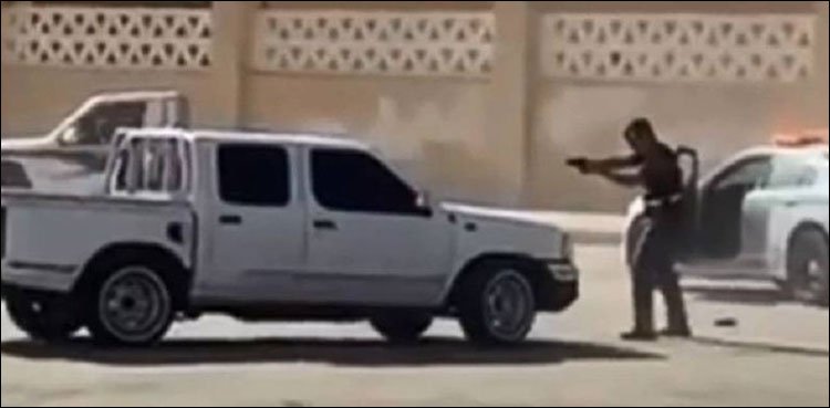 A Saudi police officer fired a pistol at a young man who was endangering the lives of civilians
