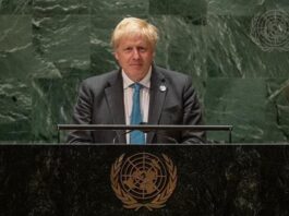Boris Johnson despide a aliado y se niega a dimitir