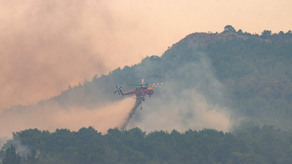 Forest fires rage in Greece
