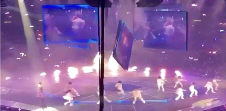 Horrific accident on stage during concert, video surfaced

