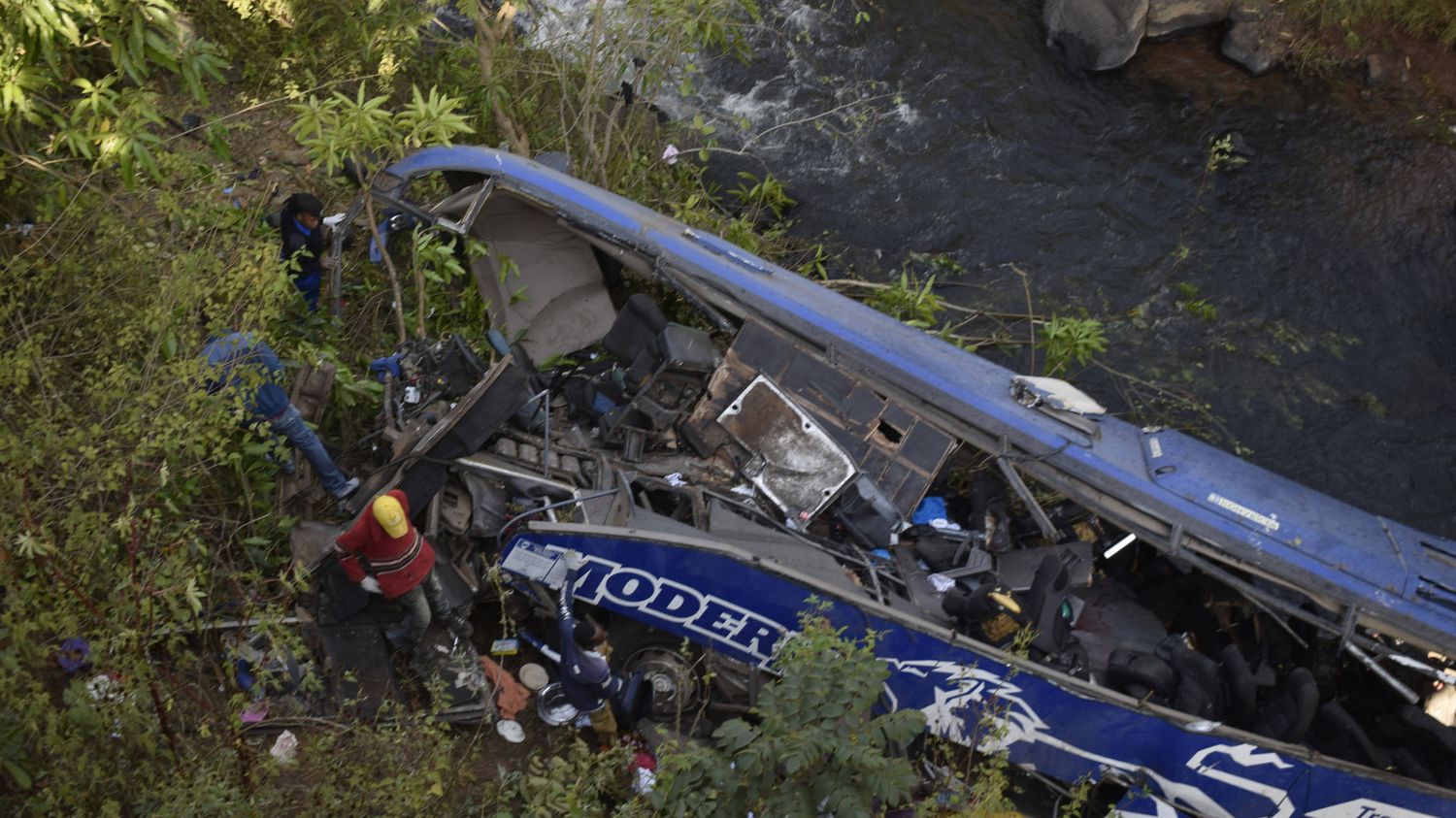 Kenya: a passenger bus falls from a bridge, more than thirty dead
