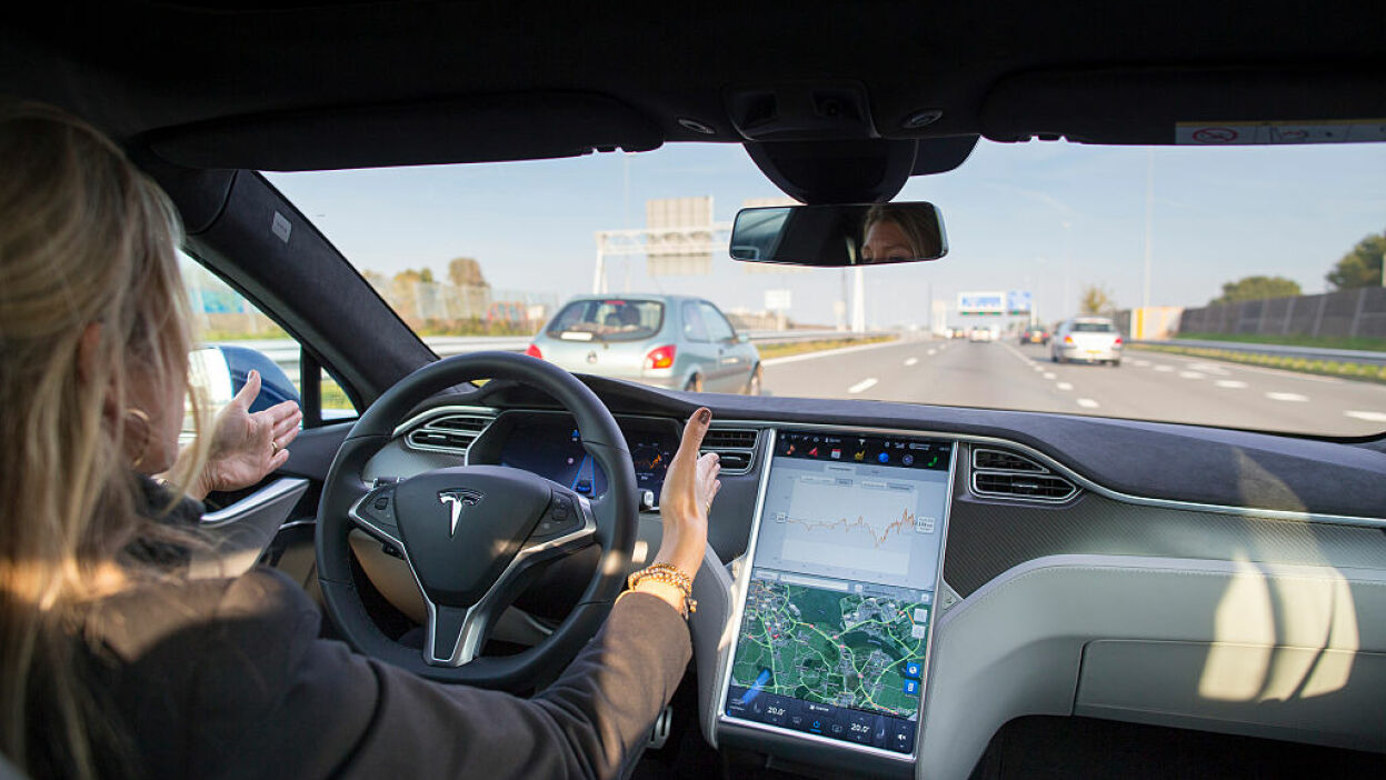 Tesla software can now dodge a parked vehicle that suddenly opens the door

