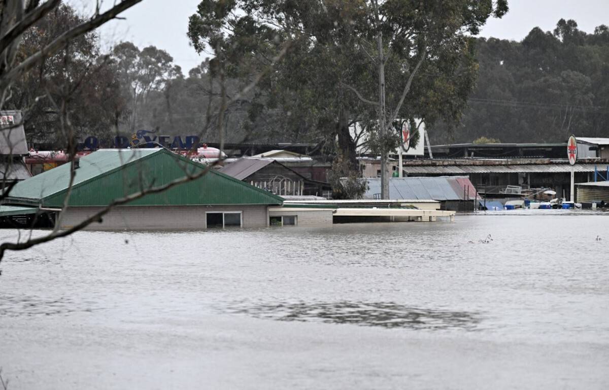 Thousands of residents urged to evacuate as Sydney floods
