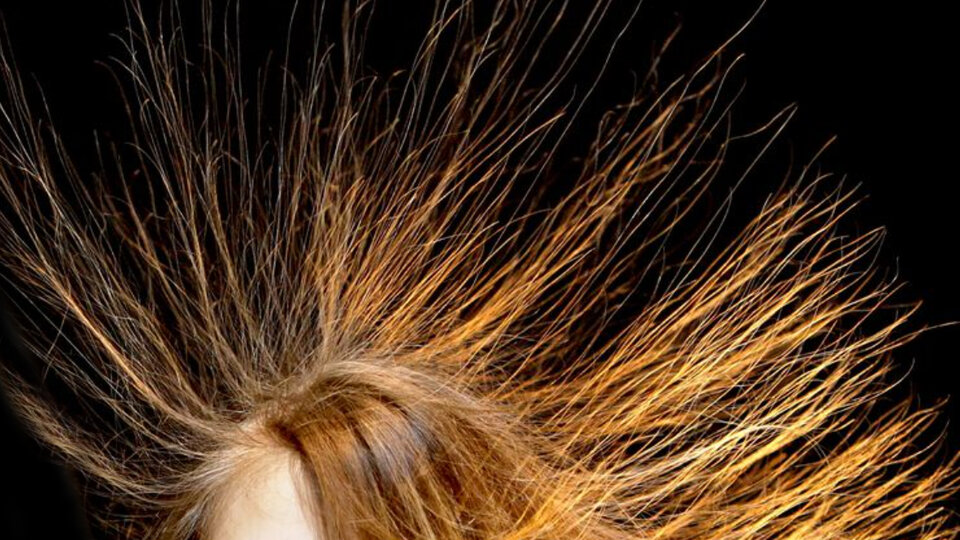Why our hair stands on end: static and the phenomenon of "little kicks"

