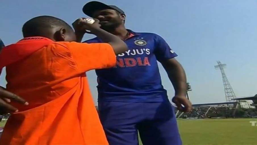 Sanju Samson with a child cancer survivor