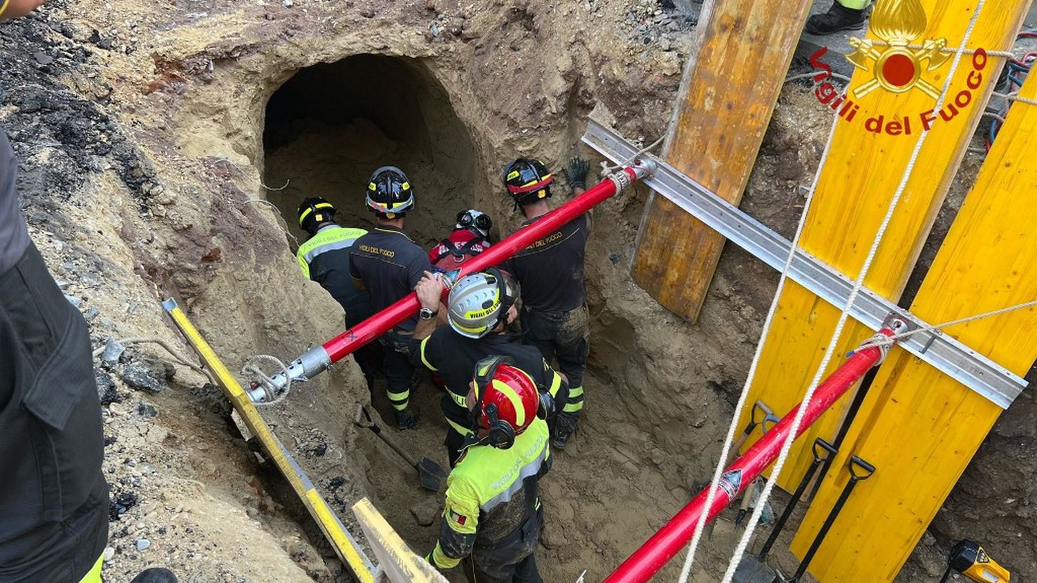 Rome: a man rescued after the collapse of the tunnel he was digging, the trail of the attempted burglary studied
