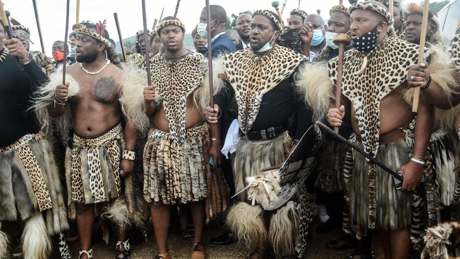 South Africa: Zulu people crown controversial king
