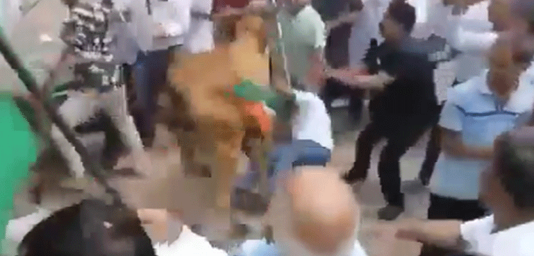 The cow hit and broke the leg of the former deputy chief minister, the video went viral
