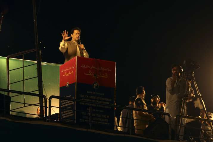 Imran Khan's tongue slipped, said - flour 100 rupees a liter in Pakistan, video went viral 
