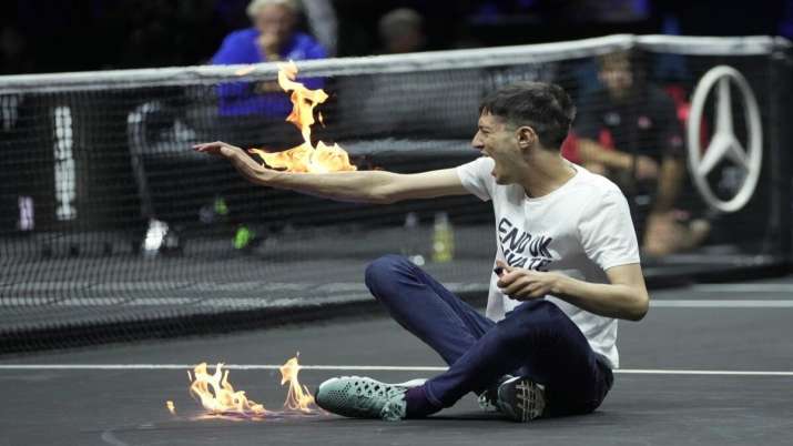 Laver Cup: Before Federer's last match, there was an uproar at the Laver Cup, protesters entered the court setting fire to the hand 

