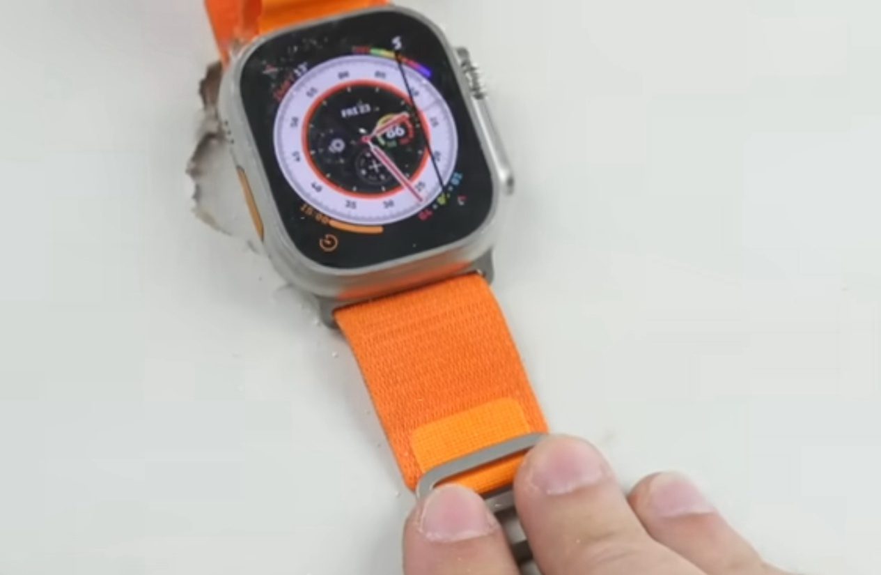 A YouTuber breaks a table before the Apple Watch Ultra hitting it with a hammer

