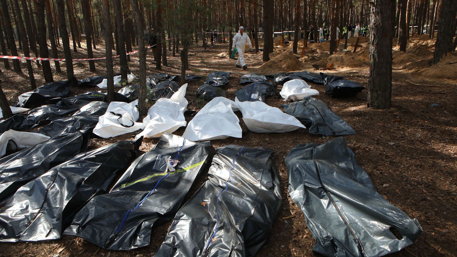 Graves in Izium in Ukraine: 447 bodies exhumed, 30 with 