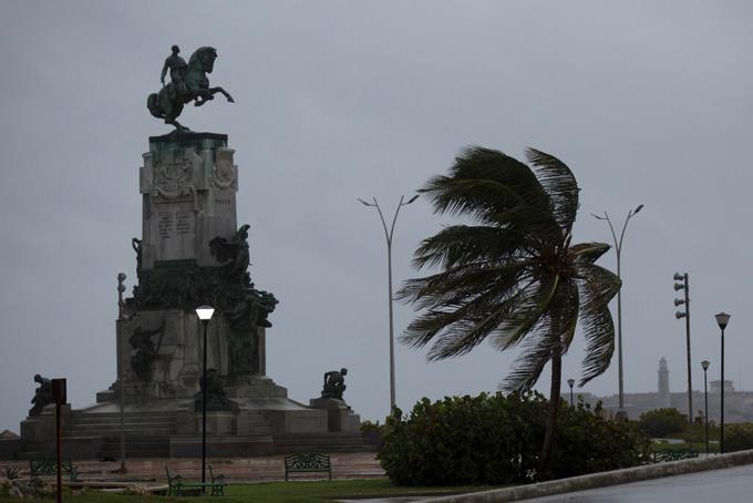 Hurricane Ian cuts Cuba from the west and leaves destruction

