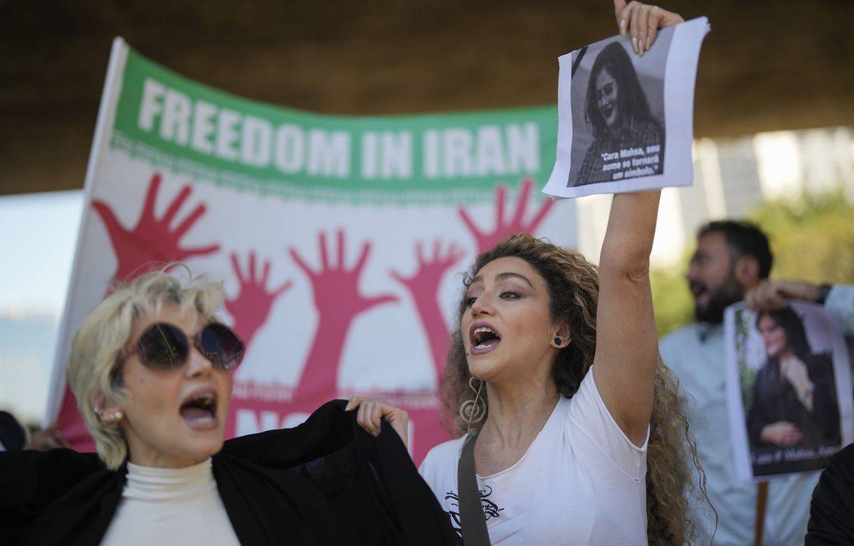 In Iran, Internet cut to better repress, accuse NGOs
