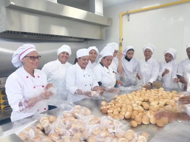 Talleres de Infotep producen miles de raciones de pan para sectores afectados por el huracán