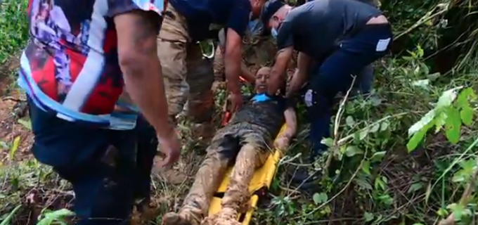 Hombre casi pierde la vida tragado por un charco de lodo en Puerto Rico  